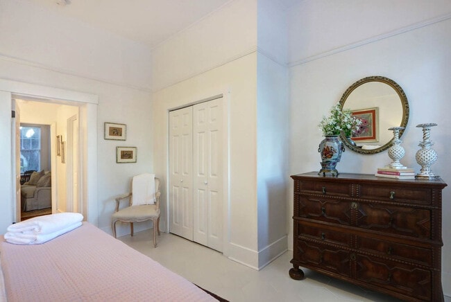 Building Photo - 306 E Victory Dr