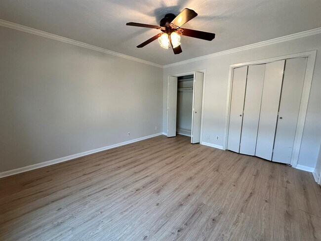 Building Photo - 6501 E Hill Dr
