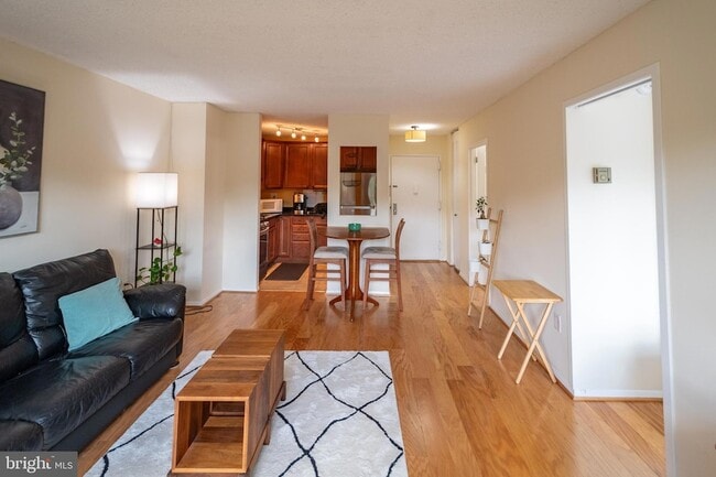 Building Photo - 1225 Martha Custis Dr