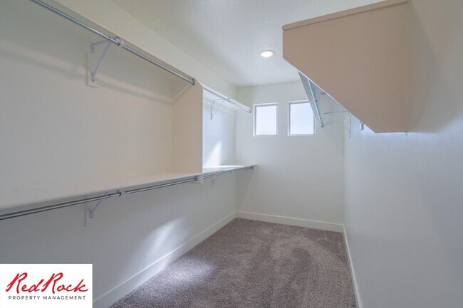 Building Photo - Move In Special - $500 Off First Months Re...