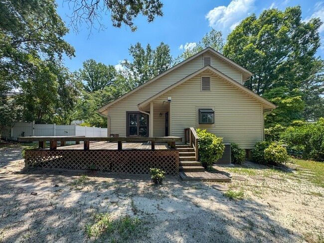 Building Photo - Cute 3 Bed 1.5 Bath Home Near Fort Bragg