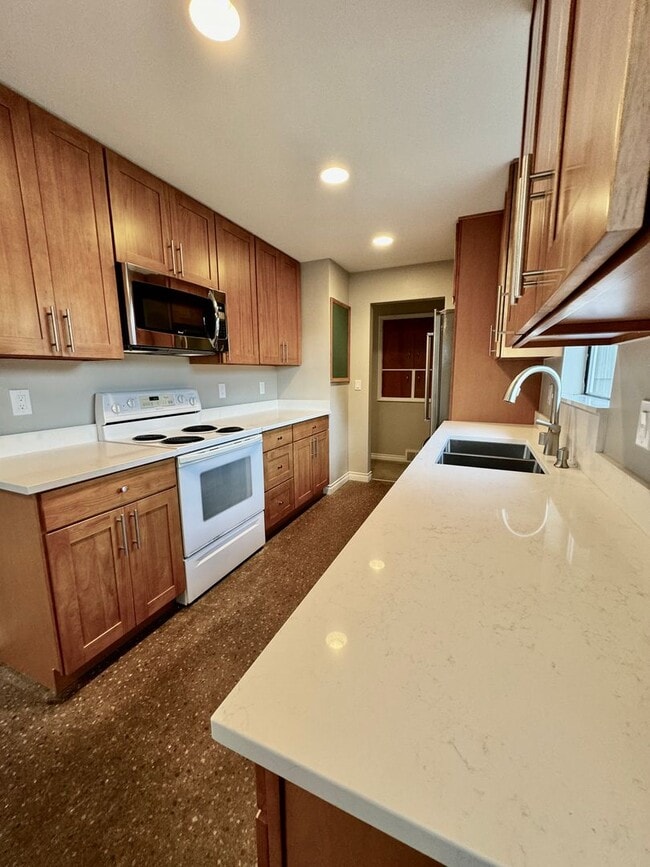 Building Photo - Large Mid-Century Charmer in Sunset Hill!