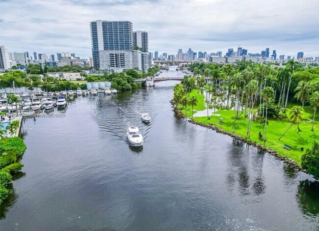 Building Photo - 1740 NW N River Dr