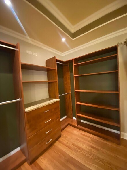 Building Photo - 2825 N Hamlin Ave