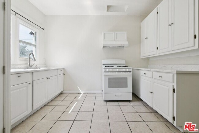 Building Photo - 1464 1/2 W 35th Pl