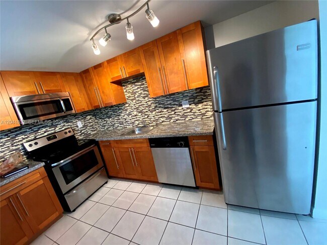 Building Photo - 9280 Fontainebleau Blvd