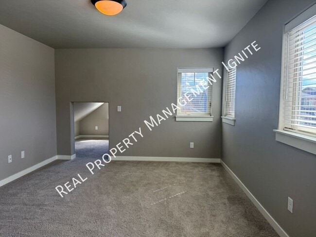 Building Photo - 3751 SW Coyote Ln