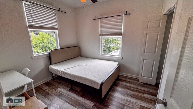 Building Photo - 5bd/2ba Near Campus and Stadium! Text 727-459-4141 for more info!