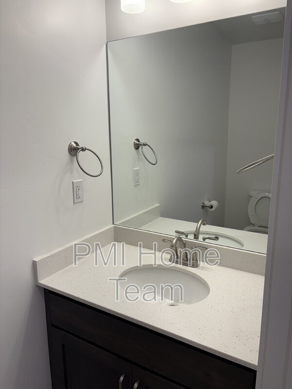 Building Photo - 614 W Cozy Ln