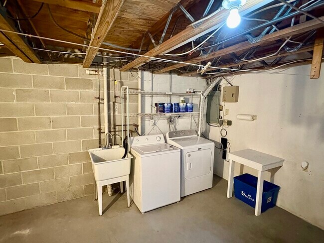 Building Photo - 224 Park St