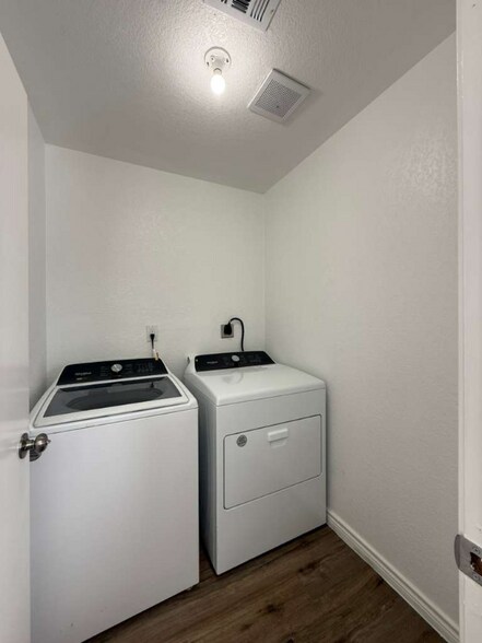 Building Photo - 4455 Sherwood Way