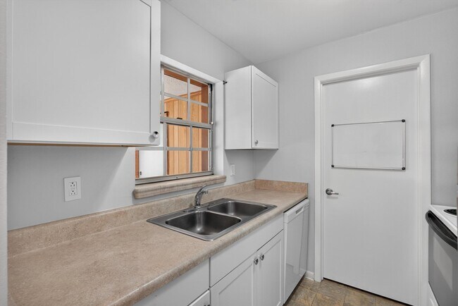 Building Photo - 328 Palos Ct