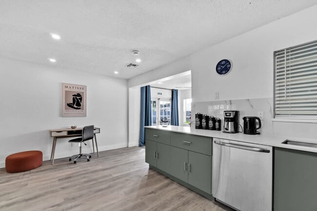 Building Photo - 730 N 72nd Terrace