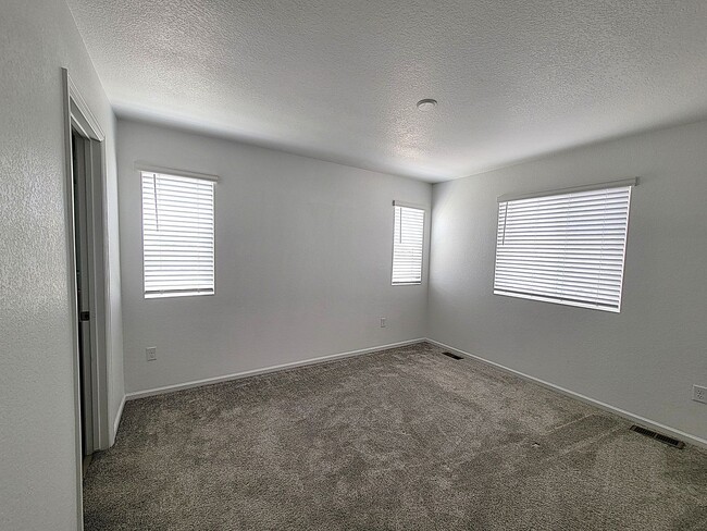 Building Photo - ALL PROSPECTIVE TENANTS MUST SUBMIT A $58 ...