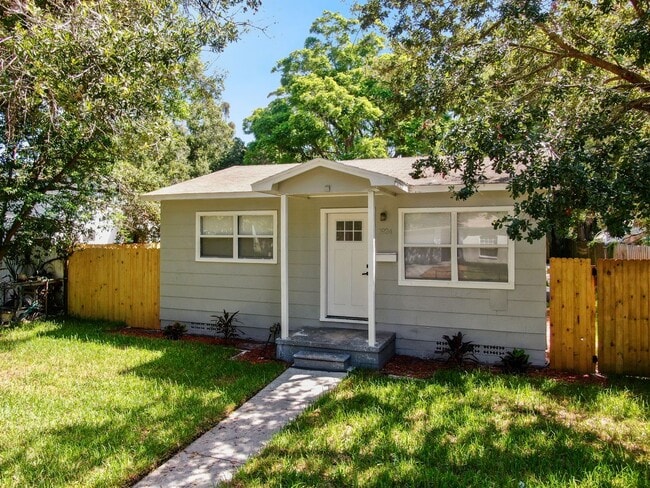 Building Photo - 4 Bedroom / 2 Bath House