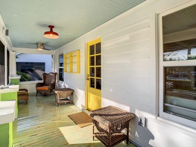 Building Photo - Charming two bedroom two bathroom cottage in North St. Petersburg Fully Updated.