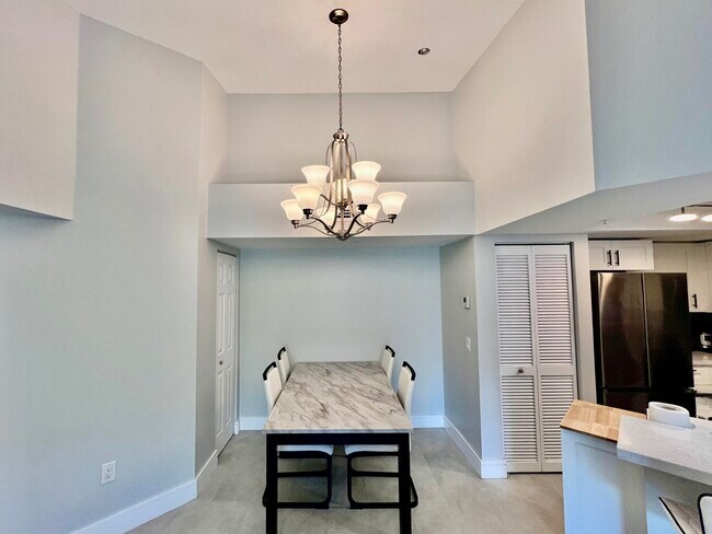 Building Photo - 2033 SE 10th Ave