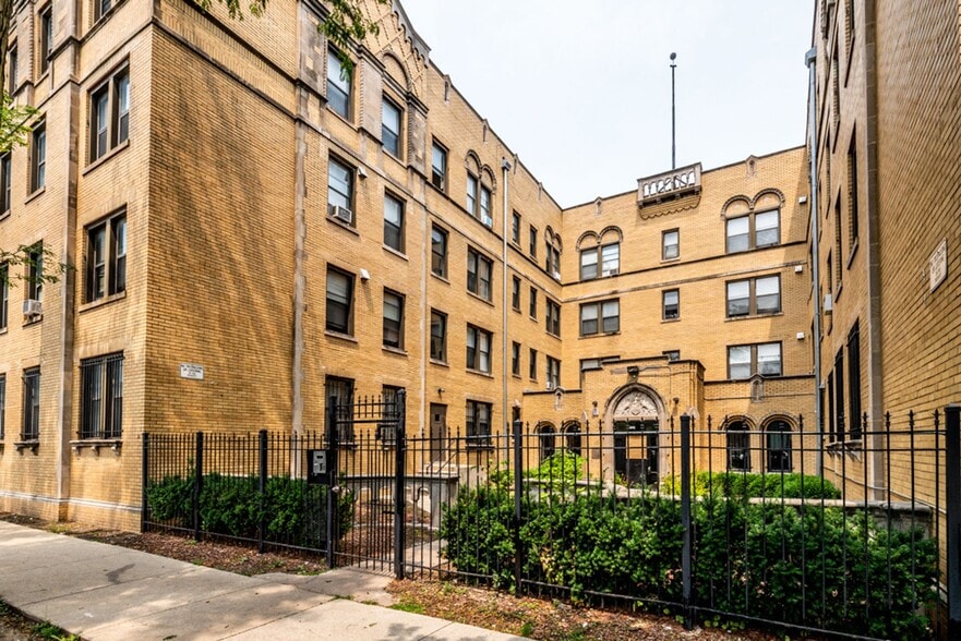 Building Photo - 1734 E 72nd St Chicago, IL 60649