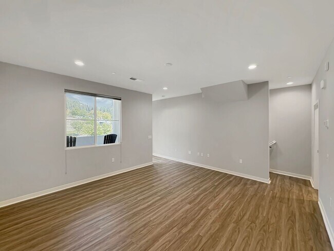 Building Photo - Spacious San Elijo Hills Home with 2-car G...