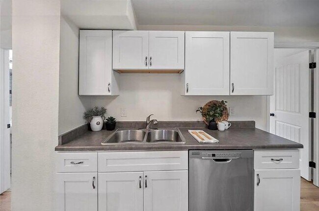 Building Photo - Historic Hillside 2 Bedroom 2 Bathroom