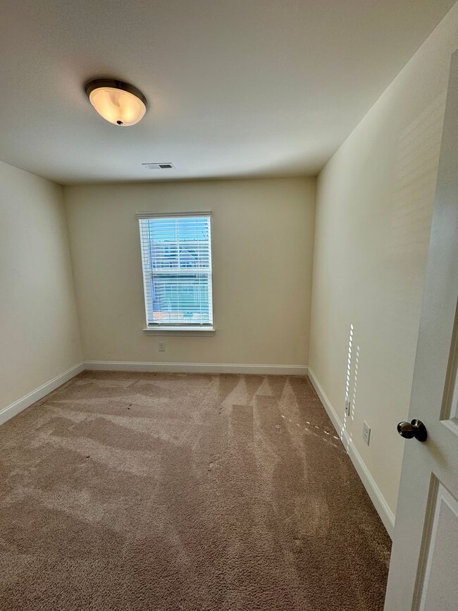 Building Photo - Beautiful Belmont Townhome Located in Laur...