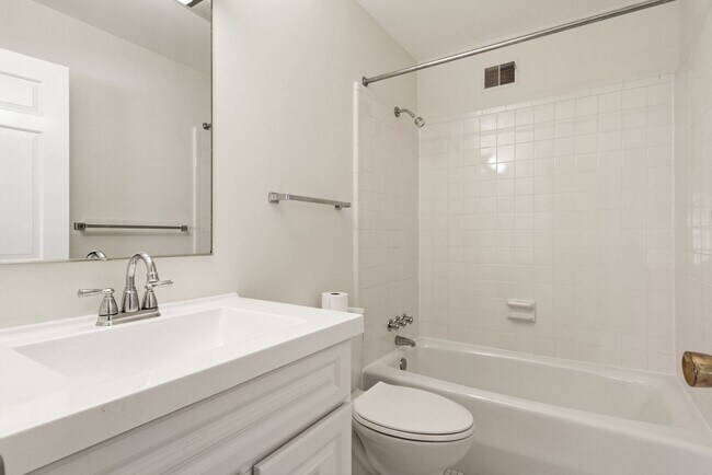 Building Photo - 3 Bed 3 Bath - Potomac Falls Rambler - 2 Car Garage