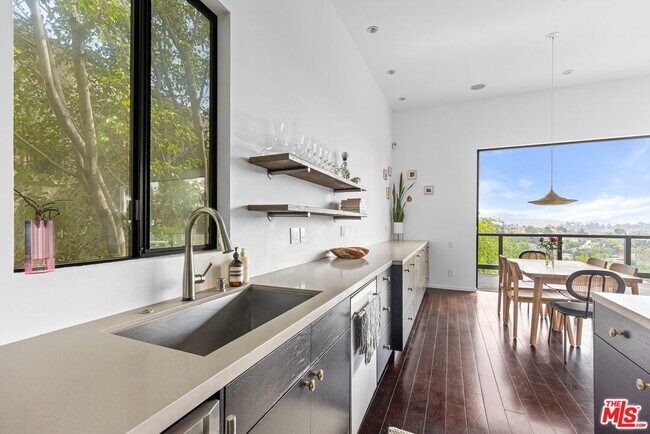 Building Photo - 2300 Ronda Vista Dr