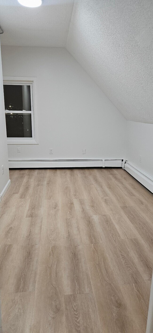 Building Photo - 76 Beacon Ave