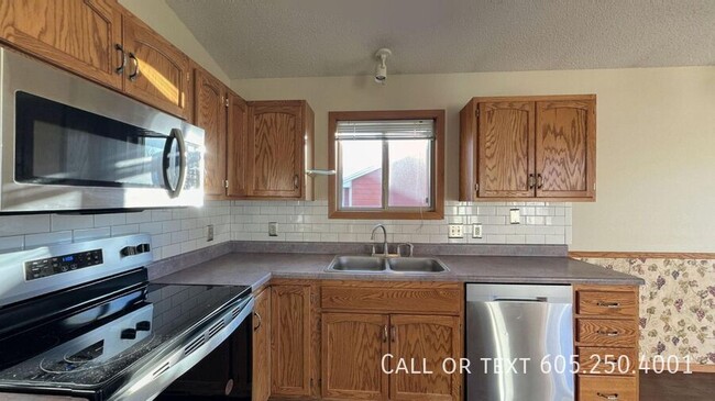 Building Photo - 4 Bed 2 Bath House with 2-stall attached g...