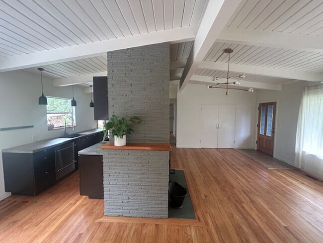 Building Photo - Fantastic 3 bedroom 1 bathroom rambler in ...