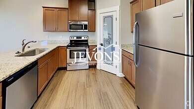Building Photo - Spacious duplex with master bedroom, backy...