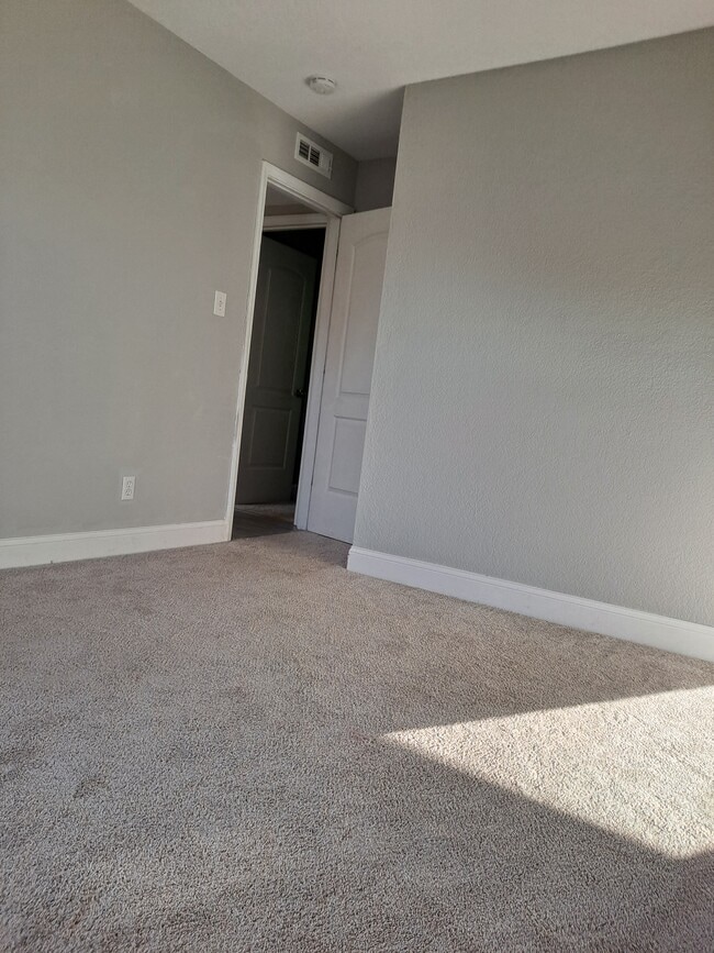 Building Photo - 6101 Cougar Dr