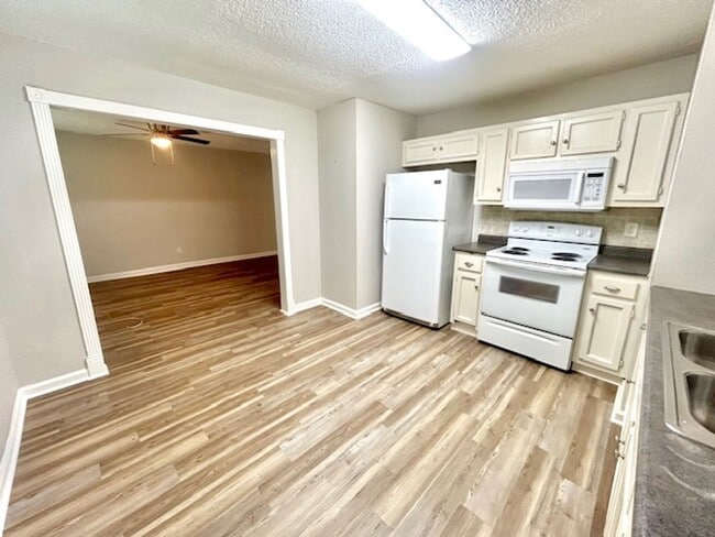 Building Photo - Newly Renovated 3 Bedroom Home!