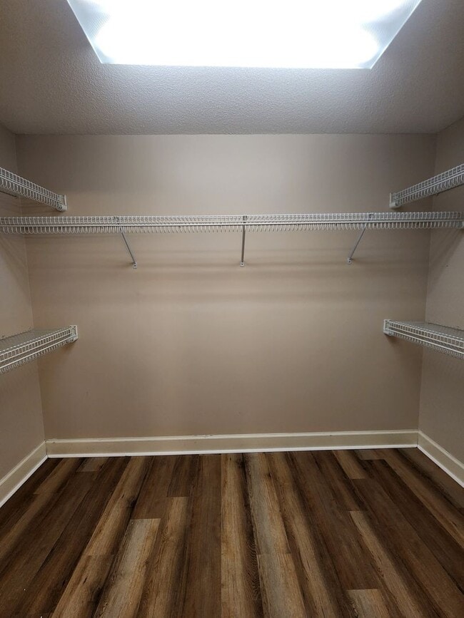 Building Photo - Spacious 4BR Home with New LVP Flooring an...