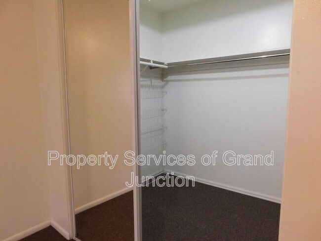 Building Photo - 396 S Camp Rd