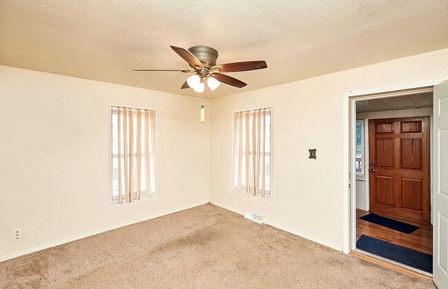 Building Photo - Downtown Bungalow