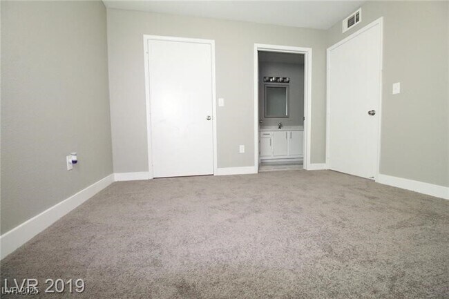 Building Photo - 555 E Silverado Ranch Blvd