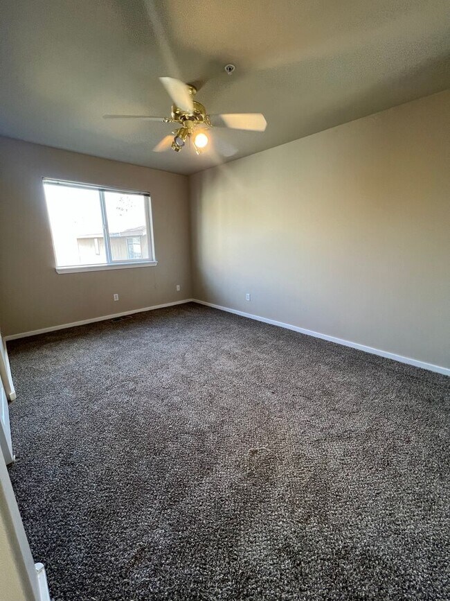 Building Photo - 2 Bed/2.5 Bath Unit Convenient to Old Mill...