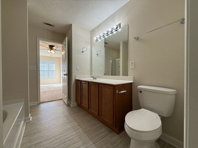 Building Photo - Brentwood - SPACIOUS 3 Bedroom Townhome in...