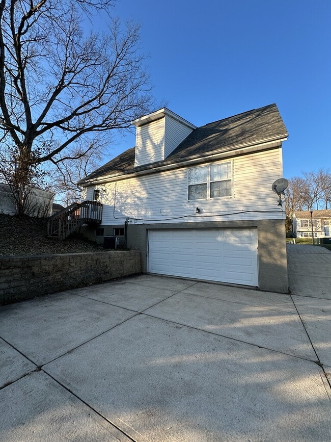 Building Photo - 1015 Venetian Terrace