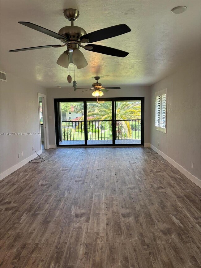 Building Photo - 4967 Pepper Cir