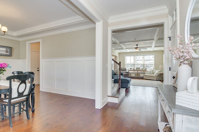 Building Photo - Gorgeous 5-Bedroom 3.5 Bath Home
