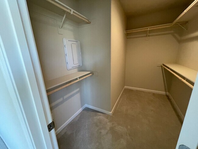 Building Photo - Newer Florsheim Home
