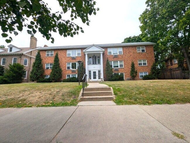 Building Photo - 2020 Pillsbury Ave