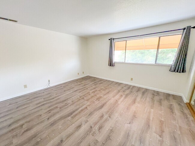 Building Photo - Remodeled Townhouse Near Downtown Campbell