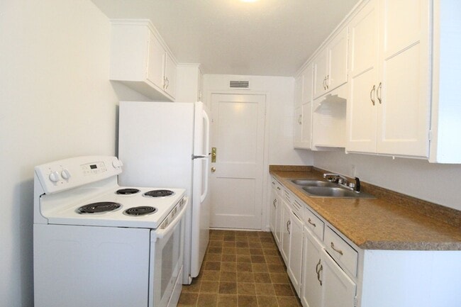 Building Photo - October FREE On This 1 Bedroom 1 Bath Dupl...