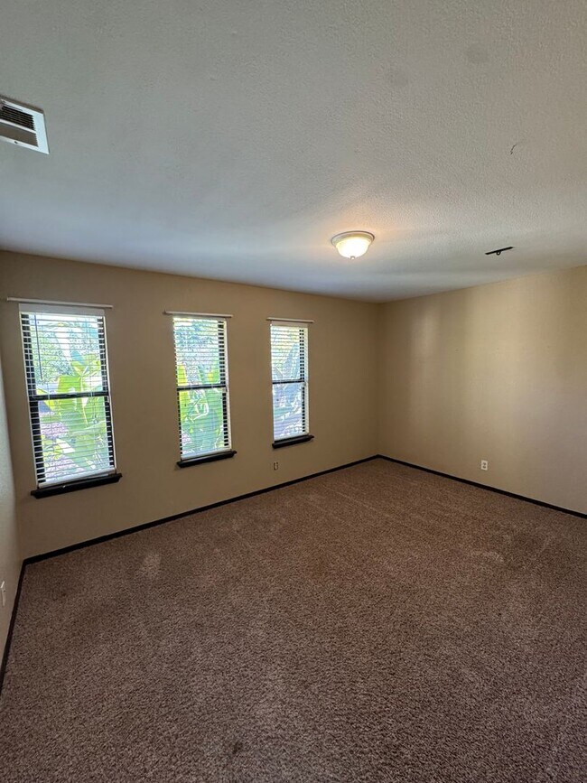 Building Photo - 3-Bedroom Home on Spacious Property in a Great Nipomo Location