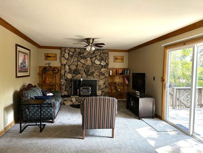 Building Photo - Deer Xing Retreat (3-6 month lease only)