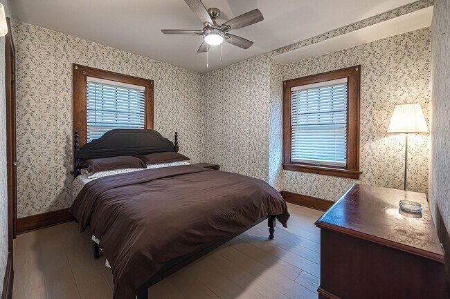 Building Photo - Quaint 4 bedroom Erie Home with Central Air & Garage Parking (Month to Month available)