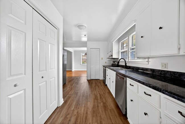 Building Photo - AVAILABLE NOW! ALL-BRICK RANCH IN WEST COLUMBIA!